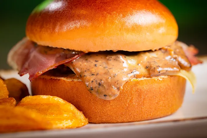 Chipotle burger Fekete-erdő sonkával és rusztikus burgonyával