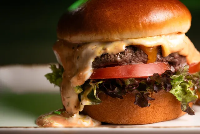 Angus burger paradicsommal és szósszal