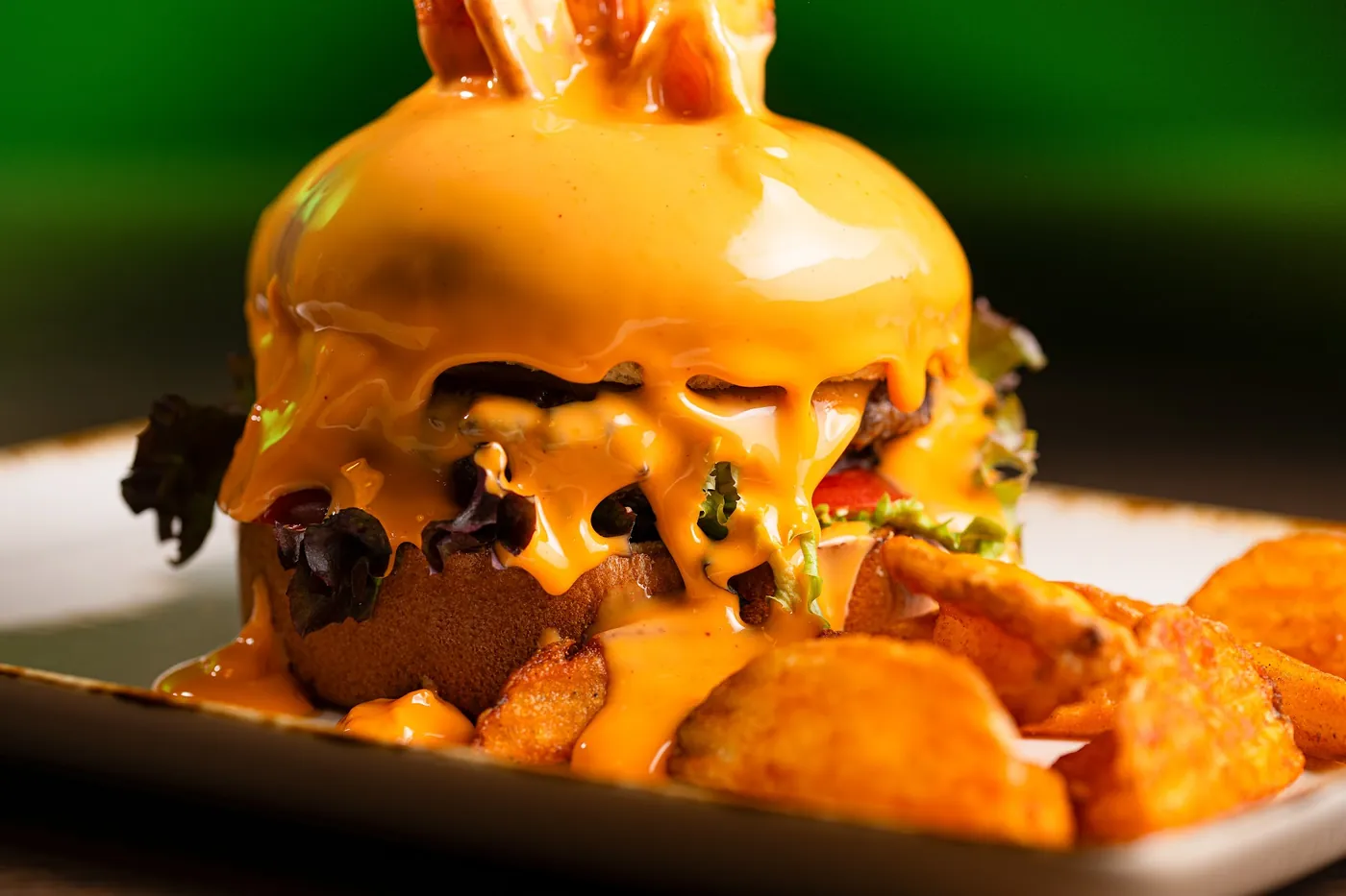 GLOW burger olvadt cheddarszósszal és rusztikus burgonyával