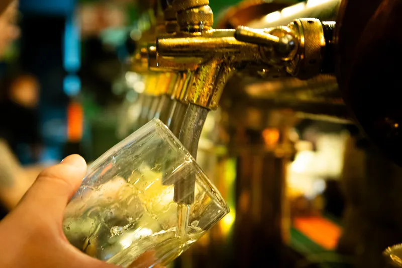 Csapolt sör a Chris Bistro pultjánál