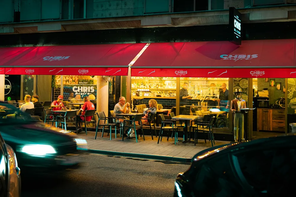A Chris Bistro terasza este az Akácfa utcában