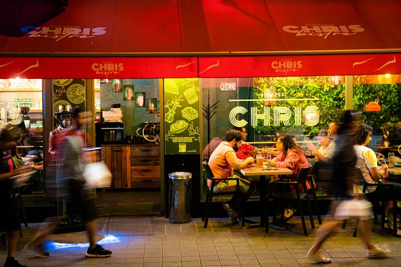 Vendégek a Chris Bistro teraszán este