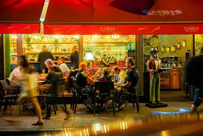 Esti vendégek a Chris Bistro teraszán