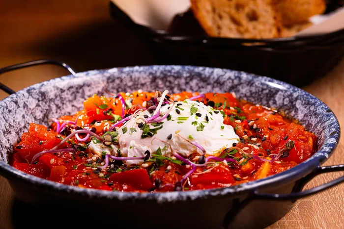 Shakshuka buggyantott tojással